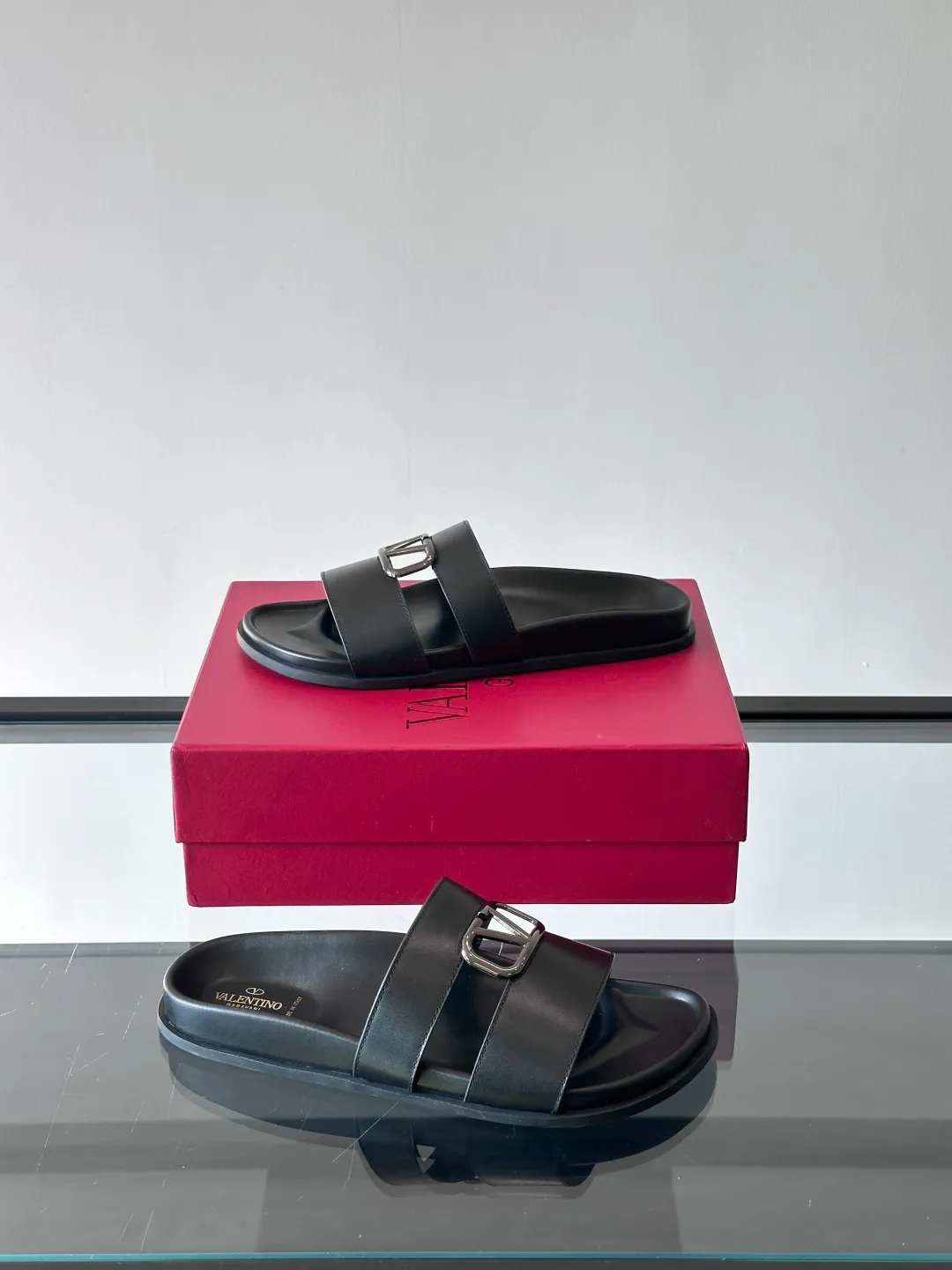 Men's shoes 💰p320 "VALENTINO" Valentino Men's 🧍‍♂️ Spring and summer new style metal rivet flat slippers, elegant sandals, the same style worn by celebrities, original molding, imported calfskin. Rubber outsole. Soft and durable, full set of counter packaging size: 39-44 (customized at 38.45.46)
